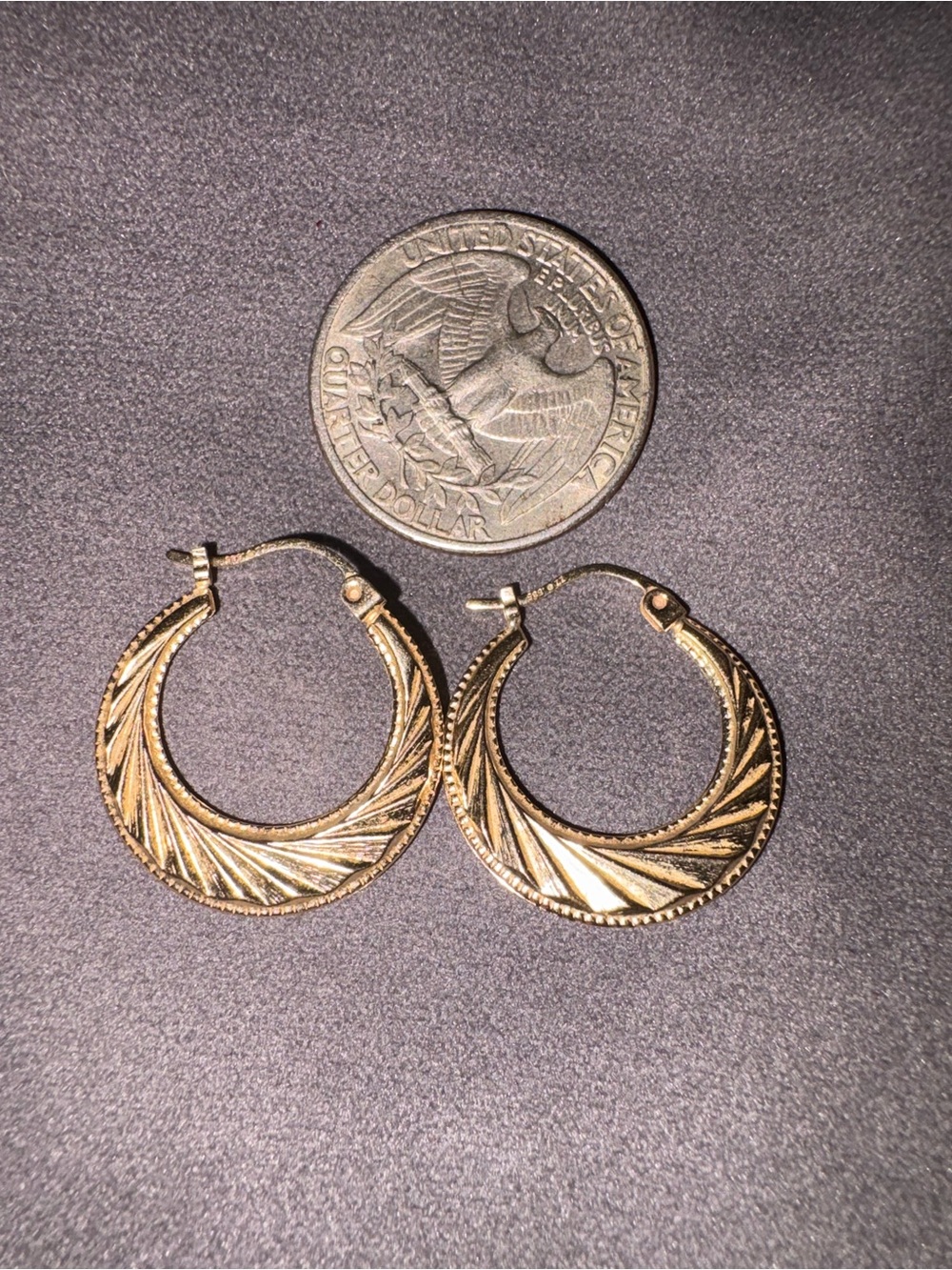 Vintage 14 carat, yellow gold, textured hoop earrings. - Picture 3 of 6